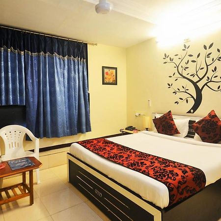 Oyo Hotel Blue Diamond Ахмедабад Екстер'єр фото