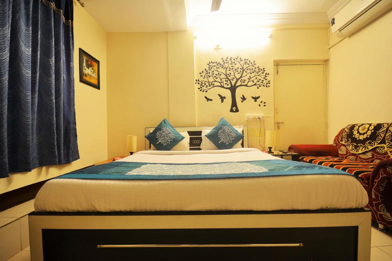 Oyo Hotel Blue Diamond Ахмедабад Екстер'єр фото